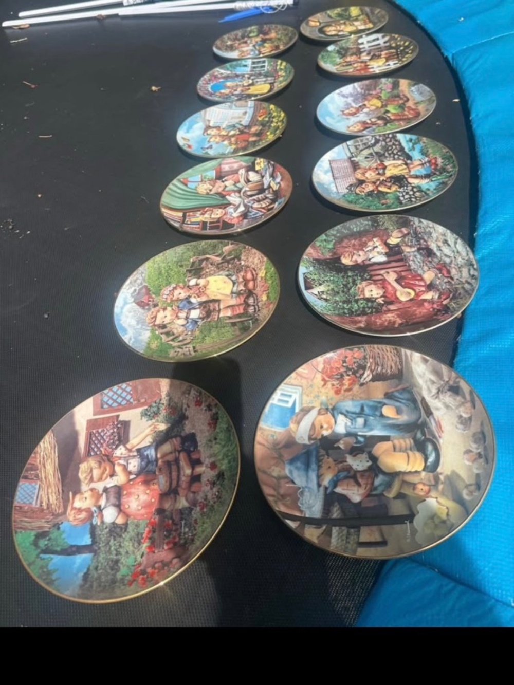M.J. Hummel Little Companions 12 count plate set